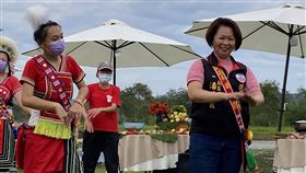 花蓮前副議長潘月霞詐領助理費遭判刑花蓮縣議會前副議長潘月霞（右）民國107年至111年擔任副議長期間，涉及人頭詐領助理費新台幣129萬餘元，花蓮地方法院日前判有期徒刑1年11月，因犯後態度良好，獲緩刑5年。圖為昔日潘月霞參加地方活動。中央社記者李先鳳攝  112年6月1日