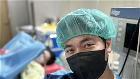 《冒險王》惟毅開心抱兒。（圖／翻攝自臉書）