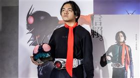 「喬瑟夫」（ChillSeph）圍上紅圍巾與腰帶等道具，與主演男星「池松壯亮」背板合影。（圖／木棉花提供）