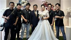 越南有一名61歲新娘在近日完成終身大事。（圖／翻攝自Huỳnh Nhựt Trung臉書）