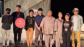 六四34週年  「5月35日」舞台劇將在台灣首演講述六四受難者家屬的香港舞台劇「5月35日」無法在港上演，今年六四34週年將在台灣首演。圖為主辦單位及嘉賓1日合照，包括執導舞台劇的曉劇場導演鍾伯淵（左2），以及擁有「5月35日」版權的前「六四舞台」主席列明慧（右2）。中央社記者陳沛冰攝  112年6月1日