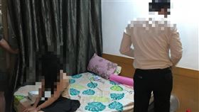 外籍女子逾期居留從事性交易遭逮越南阮姓女子來台觀光逾期居留，在台南市中西區大樓從事性交易，27日下午遭逮。（台南市警局提供）中央社記者張榮祥台南傳真  112年4月28日