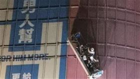 微風南京深夜3工人受困空中！疑吊籠繩索斷裂　驚悚畫面曝光。（圖／翻攝自爆料公社）