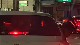 ▲前車開到一半探頭狂吐！ 狄志為「擋風玻璃遭噴」傻眼：有夠危險（圖／翻攝自狄志為臉書）