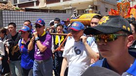 郭台銘柯文哲同框抬轎民眾黨總統參選人柯文哲（前右抬轎者）與鴻海集團創辦人郭台銘（前左抬轎者）30日出席金門浯島城隍遶境活動，2人一起抬轎，席間簡短交談，互動熱絡。中央社記者洪學廣攝  112年5月30日