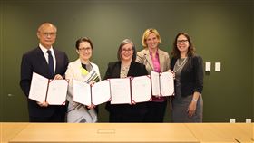 「台美21世紀貿易倡議」簽署首批協定（圖／行政院提供）