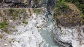 隨著時序進入炎熱夏季，不少民眾都會到溪邊或海邊戲水，連帶使意外頻傳。（示意圖／pixabay）