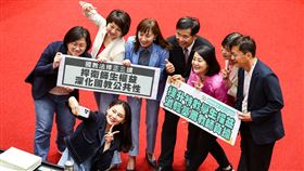 國教法三讀通過  潘文忠與立委合影國民教育法睽違6年大修，29日在立法院三讀通過。教育部長潘文忠（後中）與民進黨立委賴品妤（前）、陳培瑜（後左起）、范雲、吳思瑤（後右3）等合影。中央社記者王騰毅攝  112年5月29日