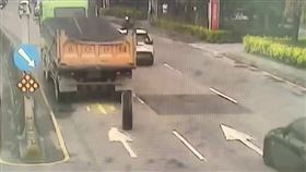 １輛砂石車左後車輪突然脫落釀成事故