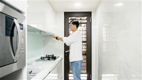 新北市政府城鄉發展局長黃國峰視察已完工社會住宅內部。(圖/新北城鄉局提供)