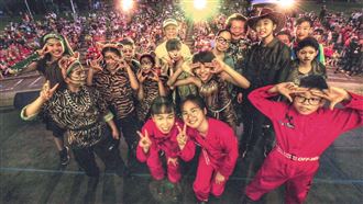 佳音英語劇團重現　舉辦首場戶外電影首映