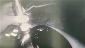 台東一名陳姓女子因心情不佳，獨自開車到山區散心，由於不熟悉路況，加上山路狹窄、無路燈照明，不慎把車開進樹林、山溝間無法動彈，所幸在警方及熱心民眾的協助下才順利脫困。