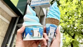 「全家」於6/5起推出Fami!ce「嗨嗨蘇打」霜淇淋，酸甜滋味最適合在夏天出遊時品嚐，帶來視覺與味覺兼具的沁涼體驗。（圖／超商業者提供）