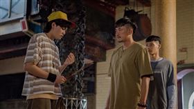 《化劫》劉子銓飾演的小胖太怕阿飄向「廟公」柯叔元求救，柯教他「咬菁仔避邪」。（圖／台北双喜提供）