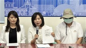 高雄市府受害女公務員家屬今天（1日）在陳麗娜議員陪同下召開記者會，指控消防局政風室主任今年三月利用上班午休時間，在辦公室內對受害者襲胸、下體碰觸。