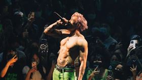 香港潮流音樂小天王Tyson Yoshi標配「炸裂猛肌」來台宣傳一週預約台灣便利商店美食。（圖／Just Kidding Ltd.KKLIVE 提供