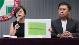 民進黨再爆性騷吃案  李晏榕公布檢舉信箱民進黨再爆隱匿性騷擾案，2日下午由黨秘書長許立明帶隊召開記者會公開向被害者致歉，性平部主任李晏榕（左）會中並公布性騷擾檢舉信箱。右為民進黨發言人張志豪。中央社記者王飛華攝  112年6月2日
