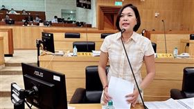 嘉義縣府勞青處協辦的「靠山發浪音樂祭」，入場需收費1500元，但活動辦法卻指出「凡女性不著上衣、貼胸貼入場，即可免費領取手環，免費入場。」縣議員賴瓊如今天在縣政總質詢時，痛批此舉是消費、歧視女性，縣府應制止。