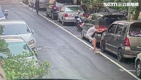 北市楊男在芝玉路二段隨機破壞路旁轎車後照鏡遭逮。（圖／翻攝畫面）