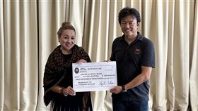 駐關島辦事處長陳盈連代表外交部捐贈20萬美元駐關島辦事處處長陳盈連（右）代表外交部捐贈20萬美元賑濟款，由美國紅十字會關島分會執行主任布蕾絲（Chita Blaise）（左）受贈。（駐關島辦事處提供）中央社記者李宗憲雅加達傳真  112年6月2日