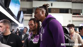 「魔獸」霍華德搭機離台當天除了有保鑣助理陪同，球團也有派出公關和2位影音。（圖／記者蔡厚瑄攝影）