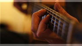 一向受到年輕族群歡迎、素有求愛神器地位的吉他，除了易於攜帶、適合伴唱，其實學起來，也像學習許多樂器一樣，能讓人得到許多間接的收穫，例如增加記憶力與認知能力等，目前的研究，已經發現這種活動對大腦相當有益，具體又可從五個面向得到印證。