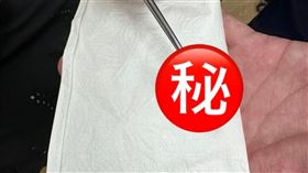 阿伯遇雷聲才知右耳聽不見，原來是「超長」耳屎惹禍。（圖／張益豪醫師提供）