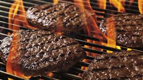 漢堡王強調，從美國到世界各市場皆配備專業火烤設備，在370度高溫下快速火烤，封存肉汁原味。（圖／品牌業者提供）