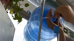 打點滴突遭拔管！陌生男轉插「礦泉水桶」詭稱：這個能消水腫