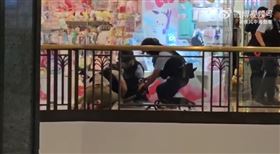 男子持刀砍殺女子　遭警察制服　（圖／翻攝自微博）