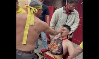 回不去身體？乩身被鬼打傷　神明降駕搶救