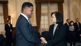 蔡總統接見吐瓦魯國外長柯飛（1）總統蔡英文（前右）2日接見吐瓦魯國司法、通訊暨外交部長柯飛（Simon Kofe）（前左），感謝吐瓦魯政府和人民在國際場合為台灣發聲。中央社記者郭日曉攝  112年6月2日
