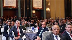 香格里拉對話晚宴中美防長同桌「香格里拉對話」亞洲安全會議2日在新加坡登場，美國國防部長奧斯汀與中國防長李尚福在晚宴同桌。中央社記者侯姿瑩新加坡攝  112年6月2日