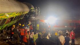 快訊／印度2輛火車對撞！車身嚴重翻覆　至少207死、900傷。（圖／翻攝自推特）