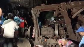印度史上最慘火車事故！增至233死、900傷　目擊者：到處都鮮血斷肢。（圖／翻攝自推特）