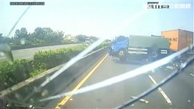 國一北上彰化交流道4貨車車禍，小貨車駕駛傷重不治。（圖／翻攝畫面）