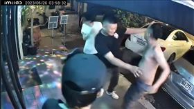 北市某居酒屋陳姓老闆不滿被檢舉妨害安寧，憤而動手痛毆同志酒吧徐姓老闆。（圖／翻攝自《爆廢公社公開版》）