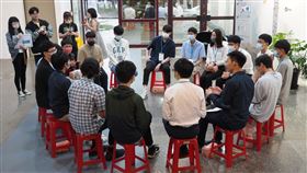 團體面試分組座談，面試學生圍坐成一圈，和陽明交大電機教授對談。（陽明交大提供）