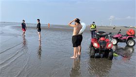 台中高中生戲水1人疑遭大浪沖走  警消搜救台中市3名高中生3日下午到大安區濱海樂園外1公里水域戲水，其中1人遭大浪捲走失蹤，消防局獲報派員到場搜救，目前持續搜尋中。（民眾提供）中央社記者趙麗妍傳真  112年6月3日