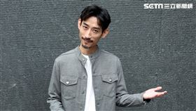 陳竹昇推出首張專輯《換場》就入圍金曲歌王，受邀到《小記者大明星》分享演藝人生的故事。（圖／記者邱榮吉攝影）