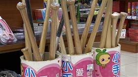 書局賣「愛心小手」尺寸超驚人！她曬1圖嚇壞7千人：感覺能見到祖先（圖／翻攝自路上觀察學院）