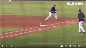▲池恩齊擊出內野高彈跳球，剛好擊中壘包。（圖／翻攝自ELEVEN SPORTS YT）