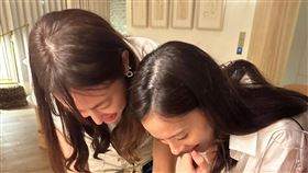 賈永婕（左）正在翻雜誌看舊照。（圖／翻攝自臉書）