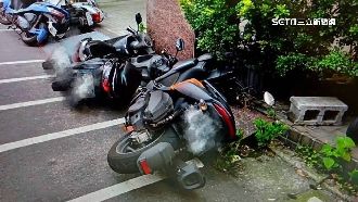 男下車忘拉手剎車！倒退嚕撞倒14輛機車