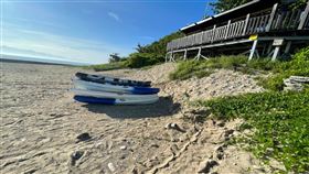 小琉球業者移開獨木舟  以利綠蠵龜繁殖海洋保育署表示，綠蠵龜爬痕顯示，海龜需繞過獨木舟尋找適合產卵的地點，因此大鵬灣國家風景區管理處勸導當地業者將沙灘上的立槳板、獨木舟等物品移開，以利海龜產卵繁殖。（社團法人台灣咾咕嶼協會提供）中央社記者曾以寧傳真  111年6月3日