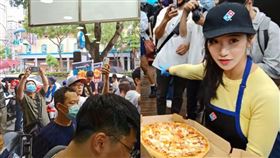 企鵝妹擔任一日店長狂吸粉！下雨撐傘也要去　瘋擁達美樂畫面曝光。（圖／翻攝自企鵝妹twitch）