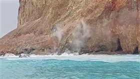 龜山島磺煙再噴發龜山島龜首海域近日疑因海底火山能量增加，再度噴出白色磺煙，重現「龜島磺煙」奇景，讓許多船上乘客驚喜不已。（宏棋號賞鯨船解說員簡逢均提供）中央社記者沈如峰宜蘭縣傳真  111年5月24日