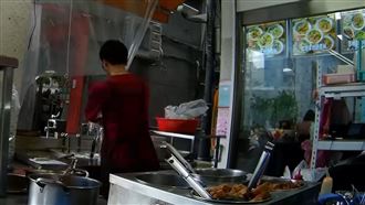 牛肉麵被控「抹布水煮麵」　衛生局要查了