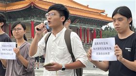 學生在港悼六四被捕  台大研究生協會聲援（2）台大城鄉所研究生劉家儀在港悼念六四天安門事件被警方逮捕，理由為「作出具煽動意圖的作為」，台大研究生協會4日於自由廣場公開譴責港警，呼籲台大校方給予協助。台大研究生協會會長許冠澤（右2）要求台大校方嚴正看待該事，予以協助。中央社記者李雅雯攝  112年6月4日