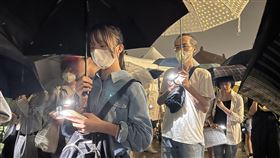 六四天安門事件34週年  民眾默哀64秒六四天安門事件34週年，華人民主書院協會等公民團體4日於中正紀念堂舉行悼念活動。晚會現場約於7時30分下起滂沱大雨，參與民眾撐起雨傘繼續聽講未離去。在主辦單位帶領下，晚間8時9分，現場集體默哀64秒。中央社記者李雅雯攝 112年6月4日